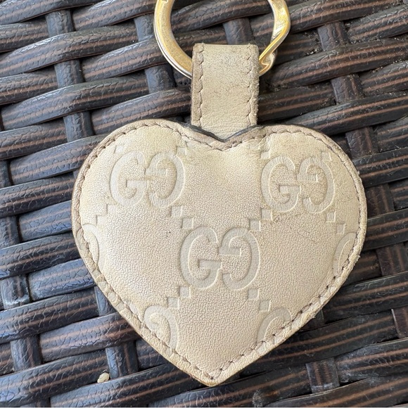 GUCCI Monogram Leather Heart Key Ring - Picture 5 of 6